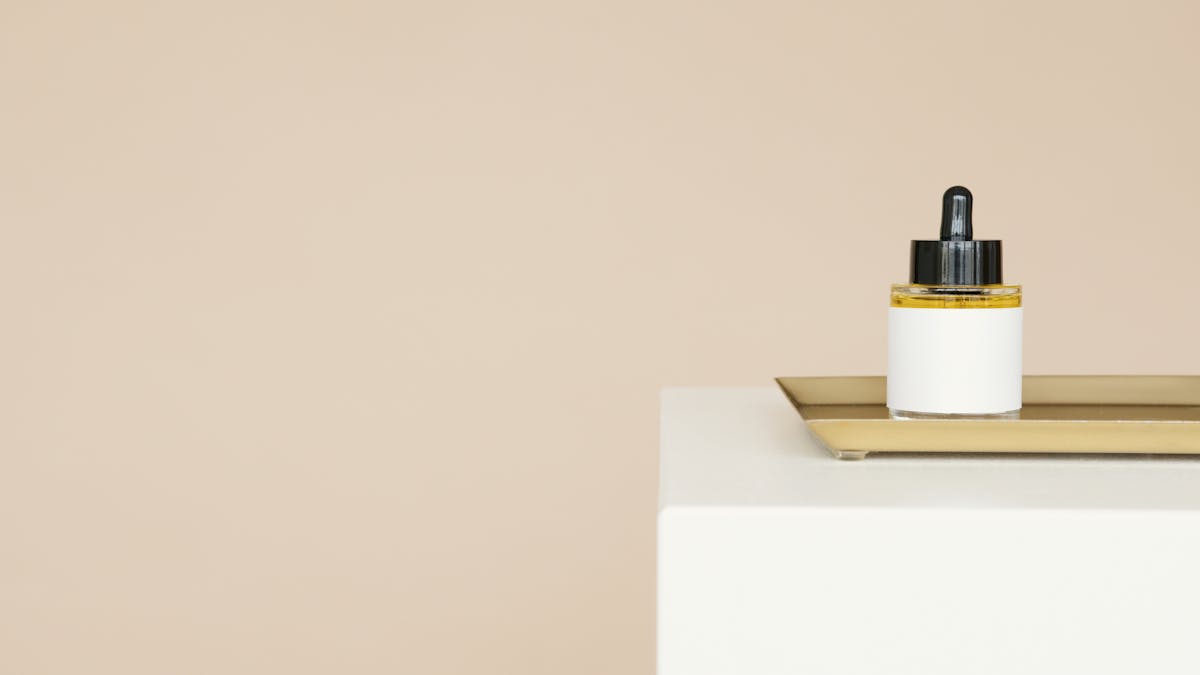 Sérum exfoliant en flacon de verre transparent