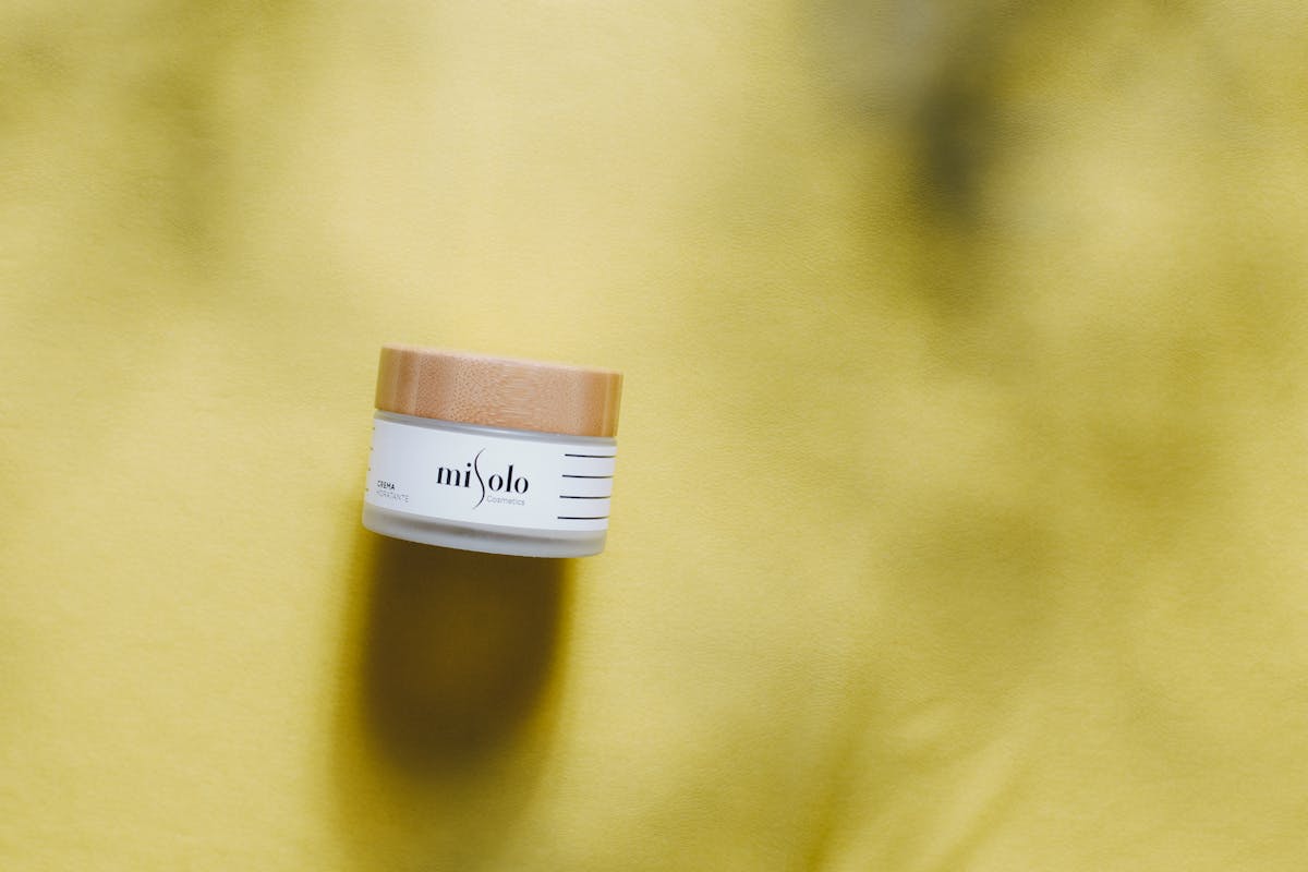 Crème apaisante pour peau sensible dans un pot minimaliste