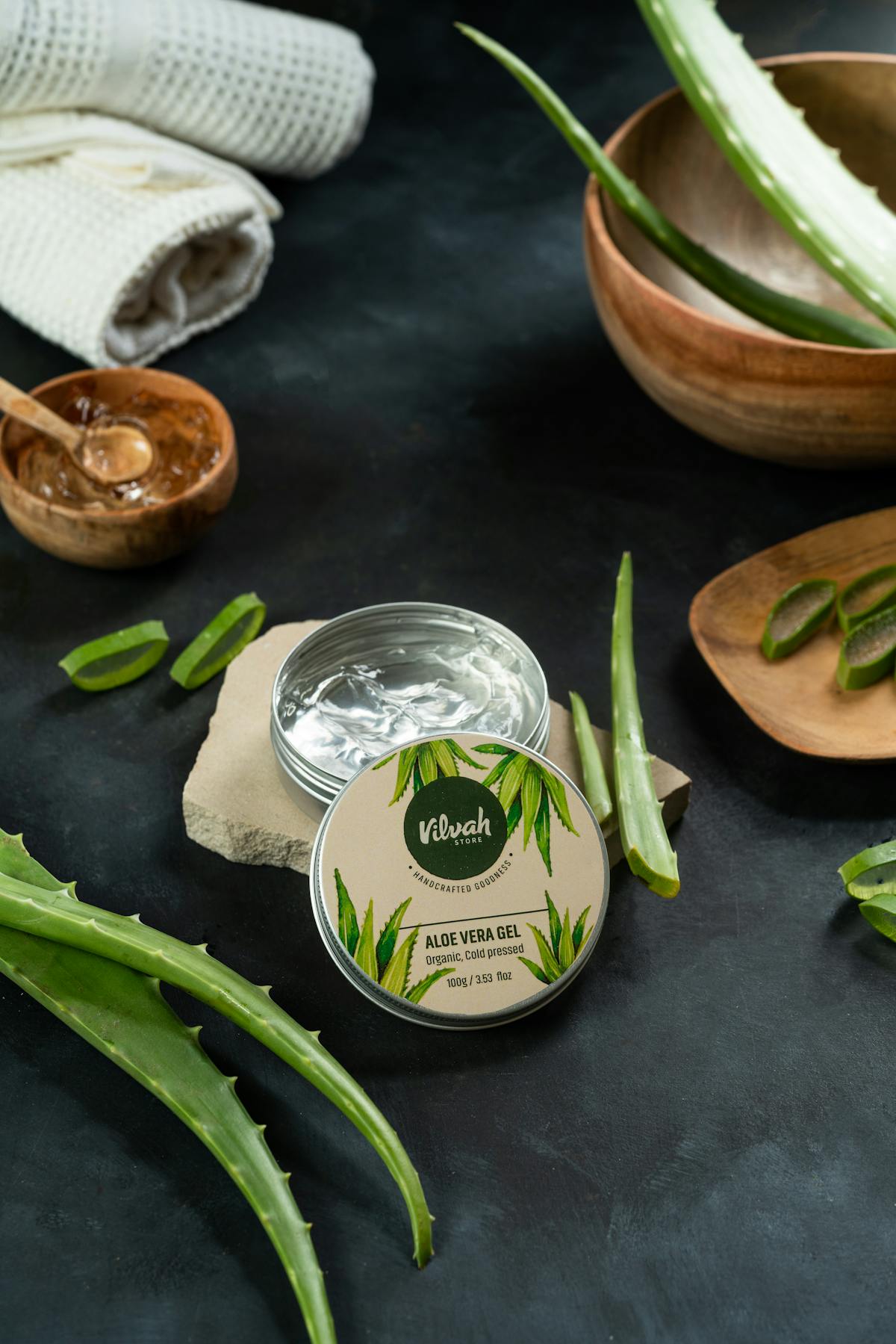 Gel d'aloe vera frais et feuille de la plante