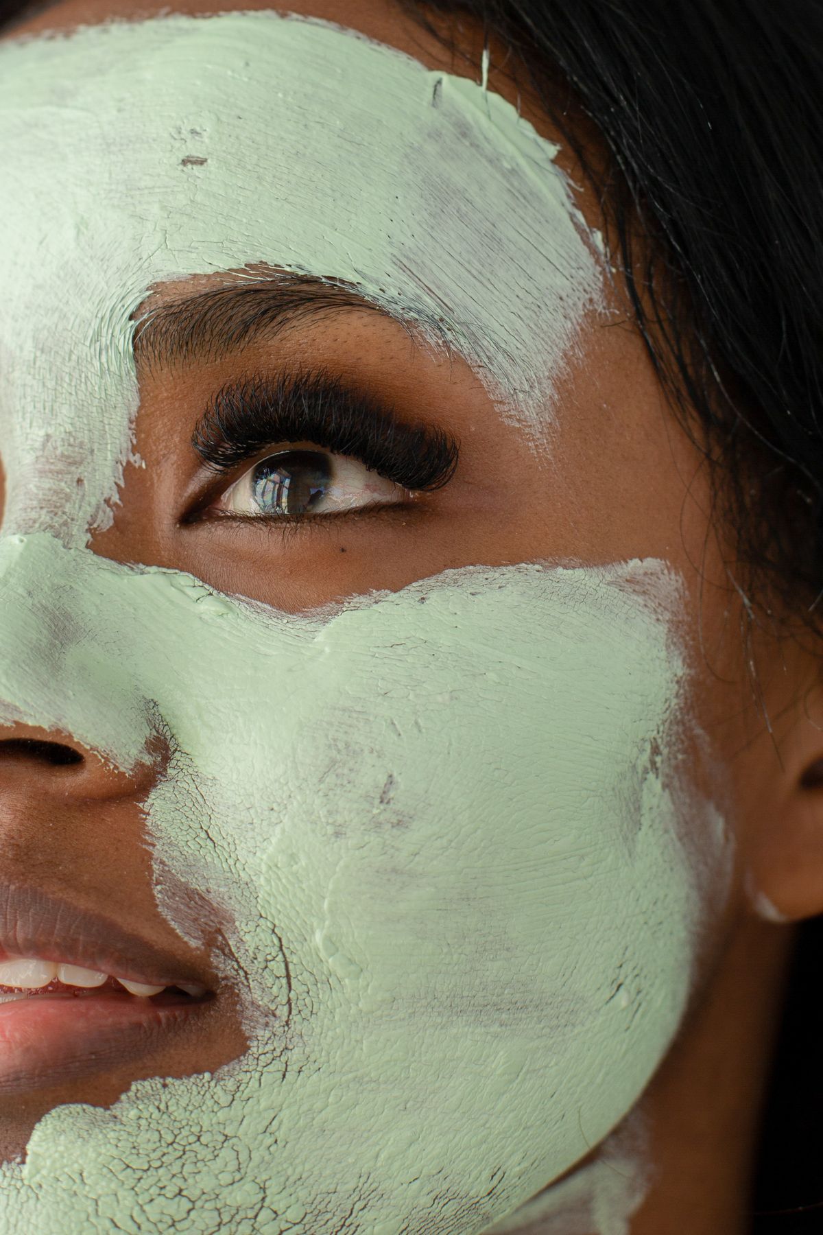 Masque à l'argile dans un bol
