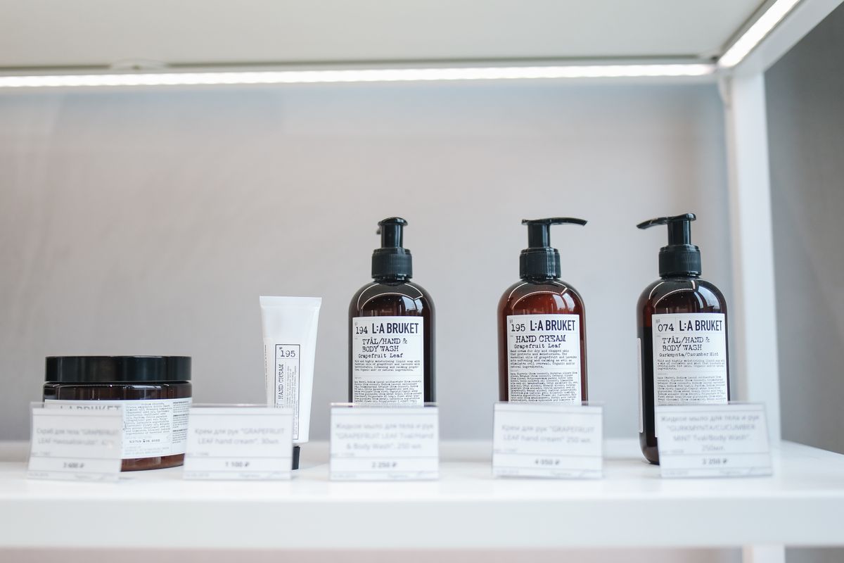 Produits cosmétiques alignés sur une étagère avec leurs étiquettes