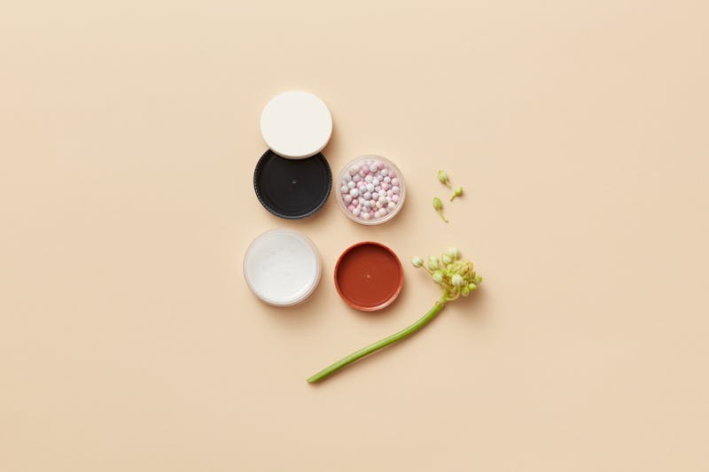 Contenants cosmétiques sur fond jaune