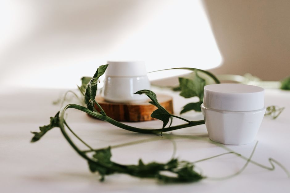 Pot de crème contour des yeux ouvert, gros plan