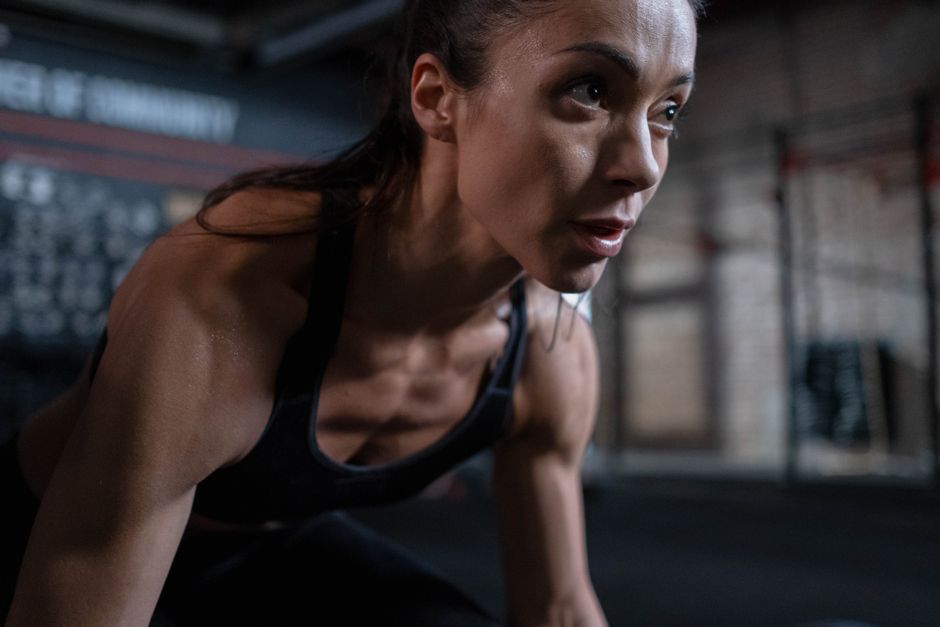 Femme en tenue de sport, visage en sueur après un effort
