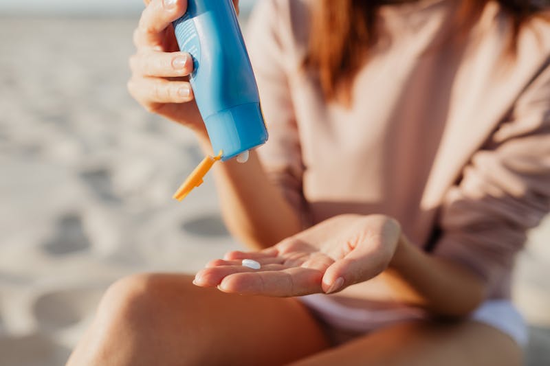 Application de crème solaire en extérieur