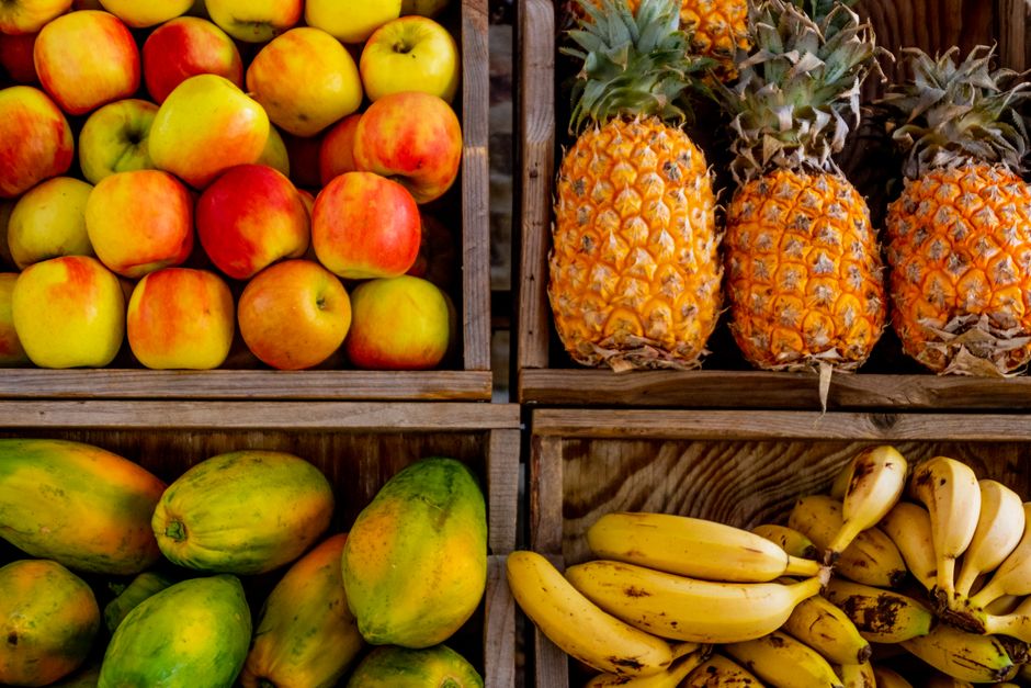 Papaye et ananas coupés, sources naturelles d'enzymes exfoliantes