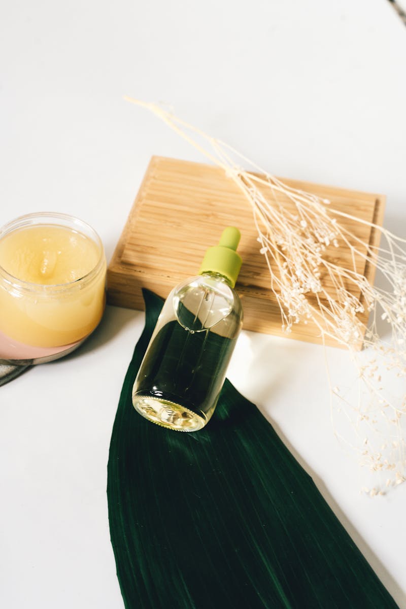 Flacons et pots de soins cosmétiques dont on lit les étiquettes