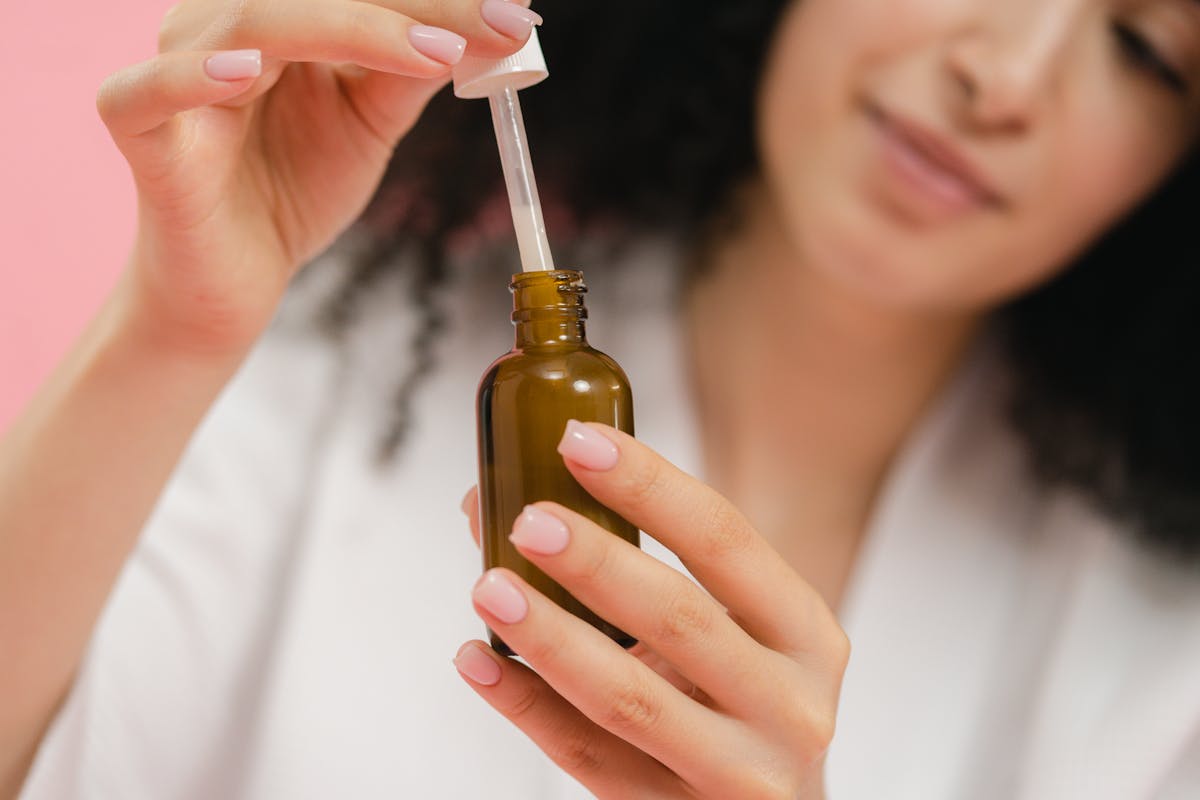 Sérum anti-âge en flacon ambré avec pipette