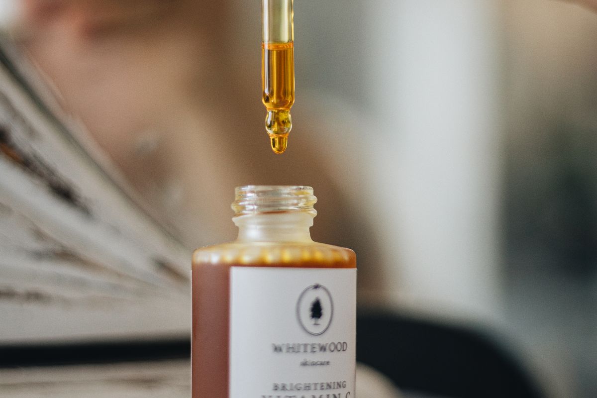 Flacon de soin cosmétique ambré avec pipette
