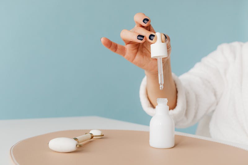Versement d'un produit de soin avec pipette