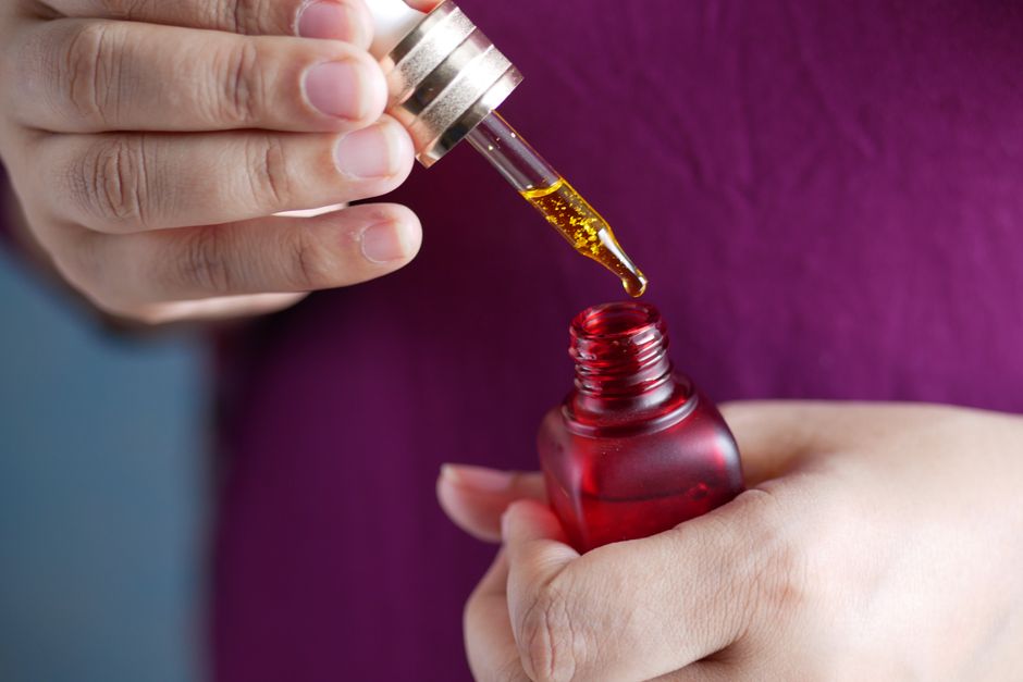 Sérum régénérant haut de gamme avec pipette sur fond neutre et lumineux