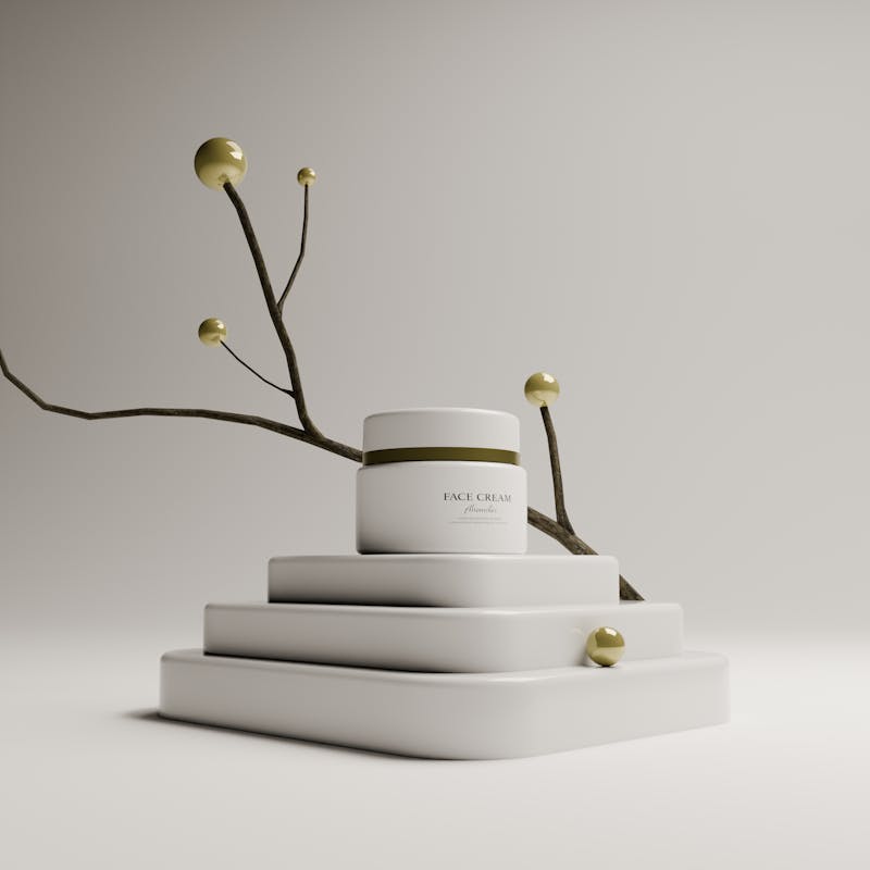 Pot de crème cosmétique sur podiums minimalistes