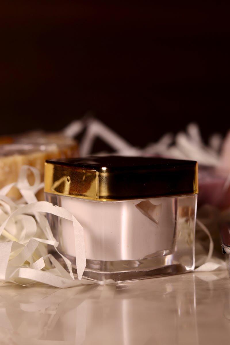 Pot de crème cosmétique avec emballage élégant