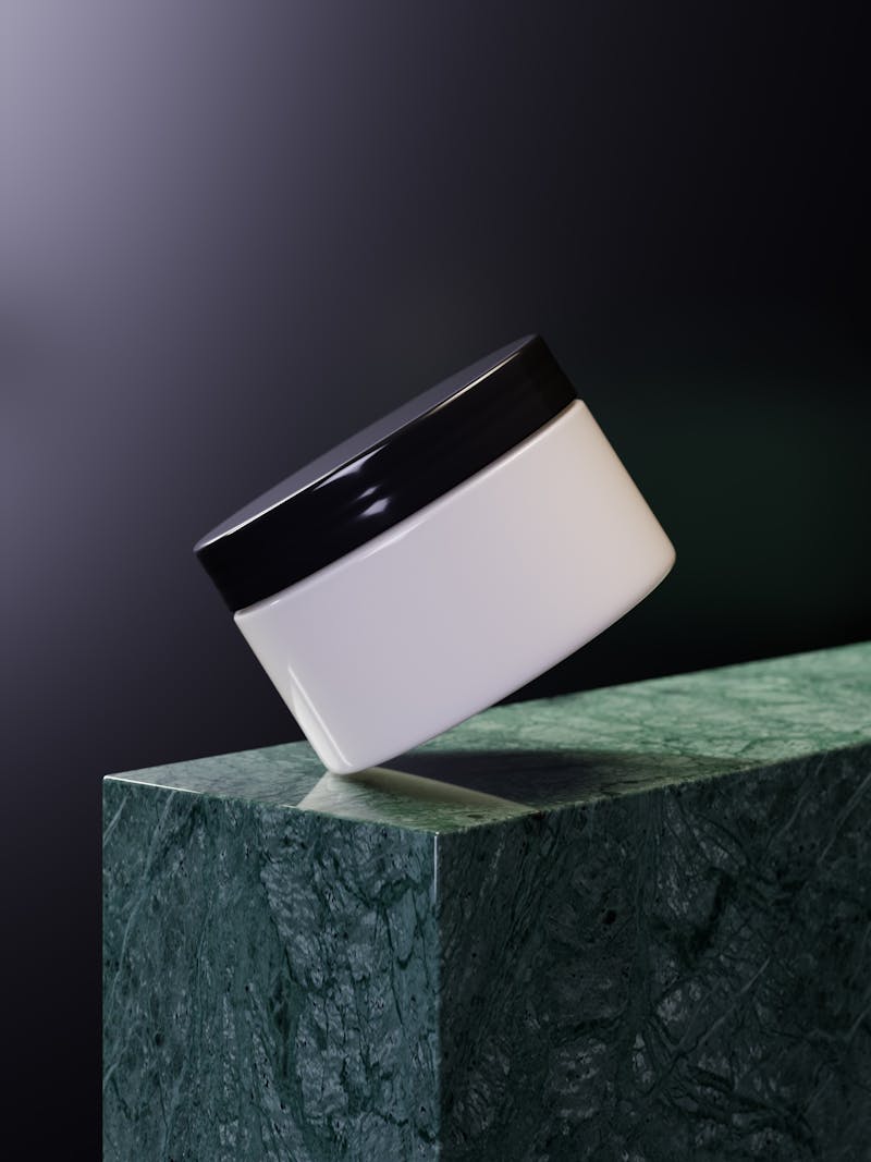 Pot cosmétique élégant sur marbre vert