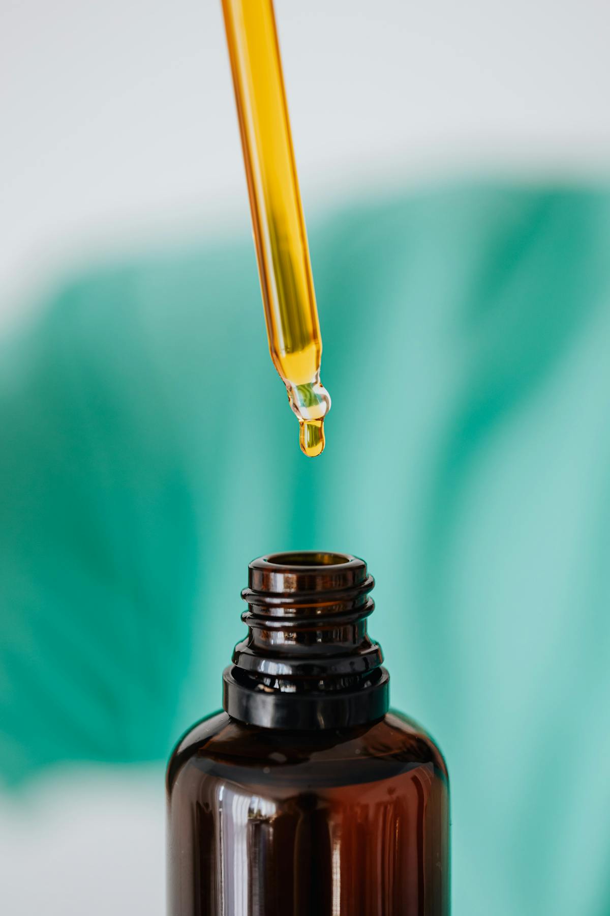 Huile cosmétique en flacon avec compte-gouttes