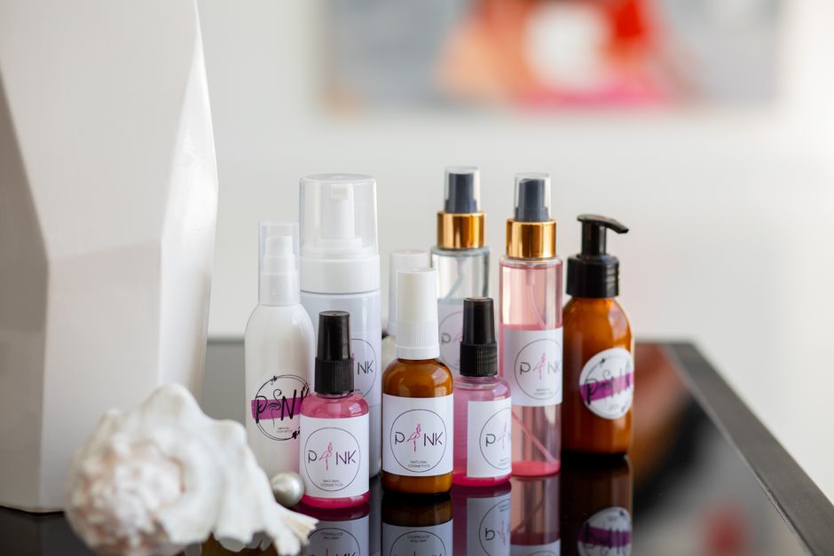 Étiquettes et symboles sur des flacons de cosmétiques