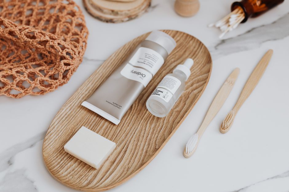 Cosmétiques posés à côté d'un logo lapin symbolisant le cruelty-free
