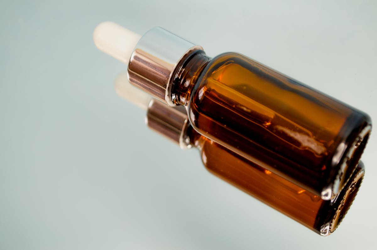 Flacon ambré de sérum antioxydant avec compte-gouttes